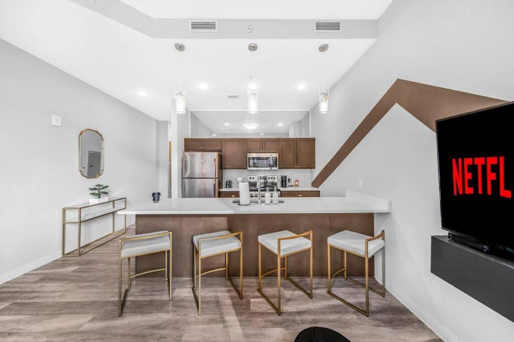 Heart Of Dt With Free Heated Pool & Steam Gym 415