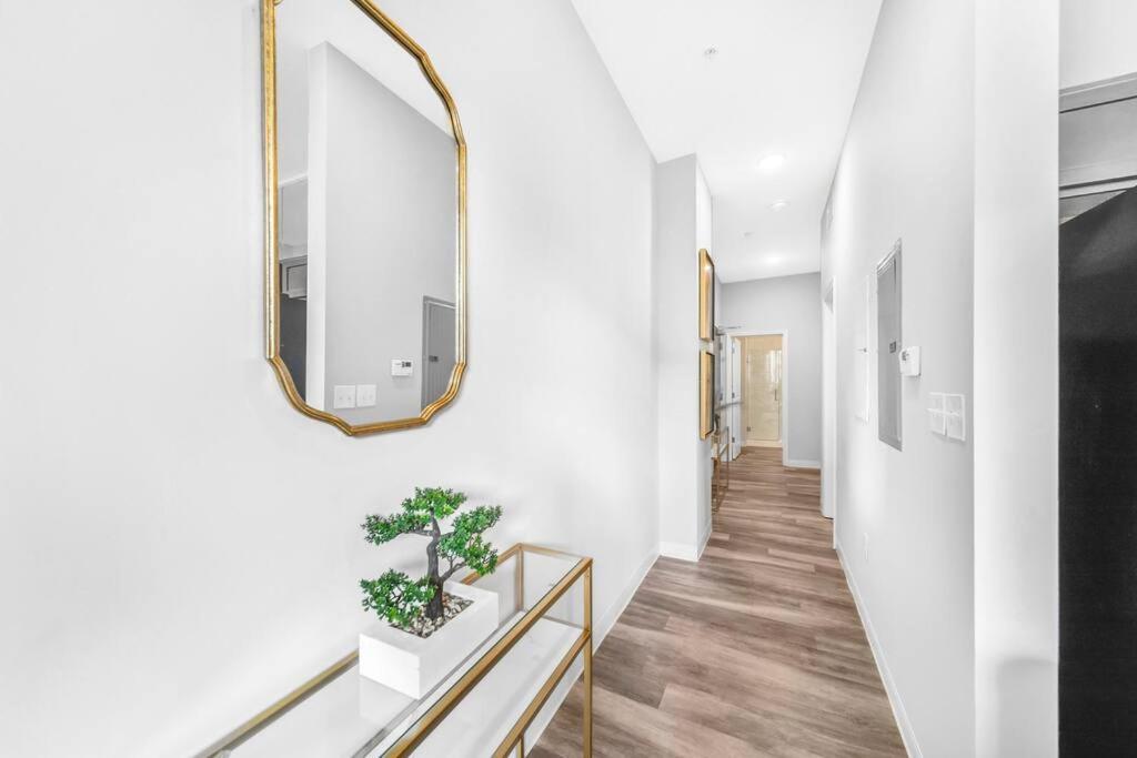 Heart Of Dt With Free Heated Pool & Steam Gym 415 Apartment