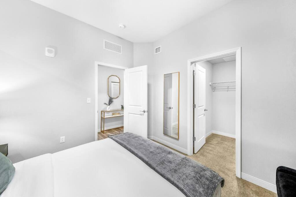 Heart Of Dt With Free Heated Pool & Steam Gym 415 *