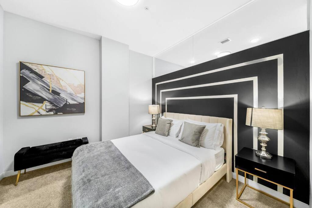 Apartment Heart Of Dt With Free Heated Pool & Steam Gym 415
