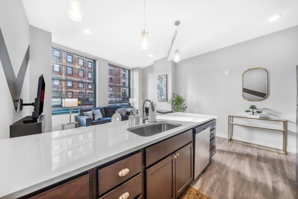 Heart Of Dt With Free Heated Pool & Steam Gym 415 *
