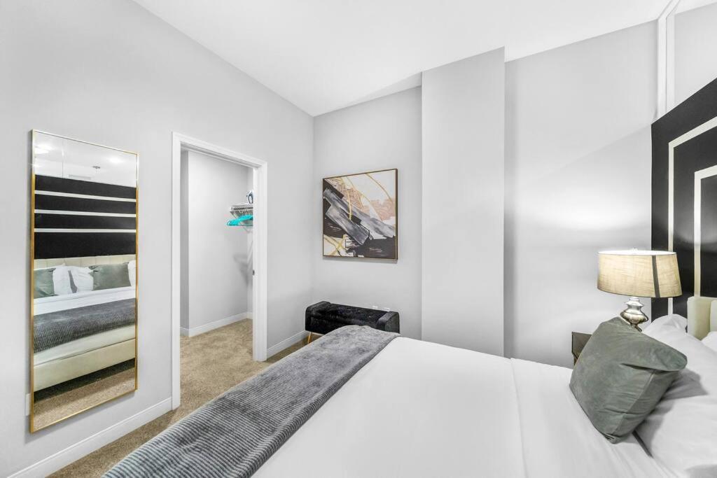 Apartment Heart Of Dt With Free Heated Pool & Steam Gym 415