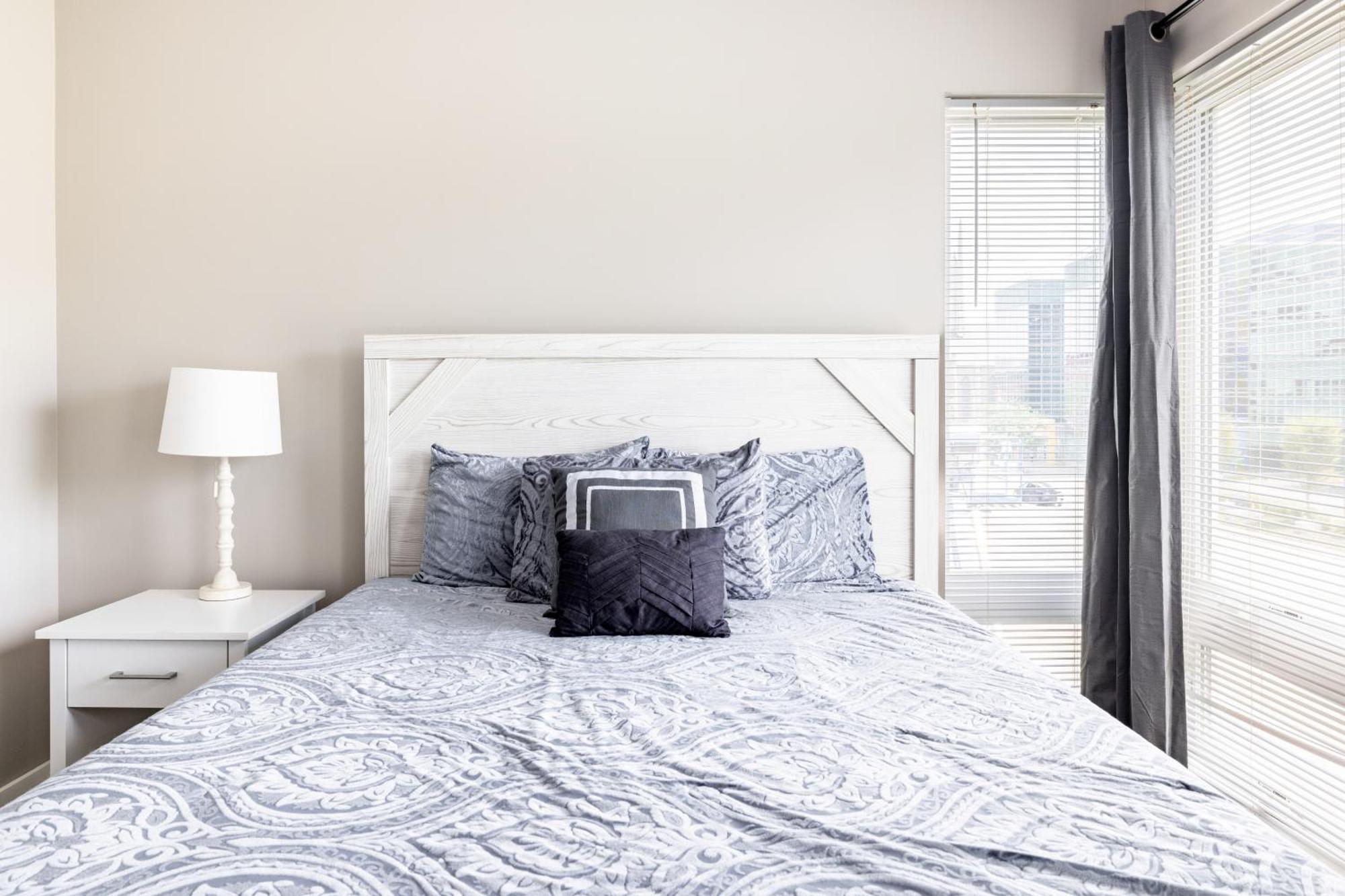 Luxury Downtown Townhome Unit 14 *