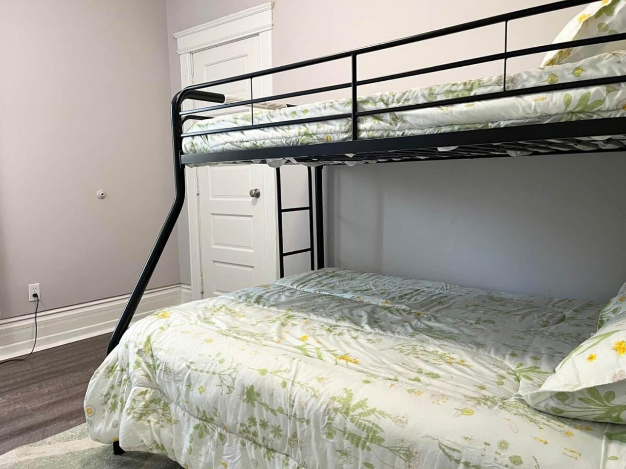 Conteporary Upgraded Dt Cle 2br Apt - Sleeps 6-7 *