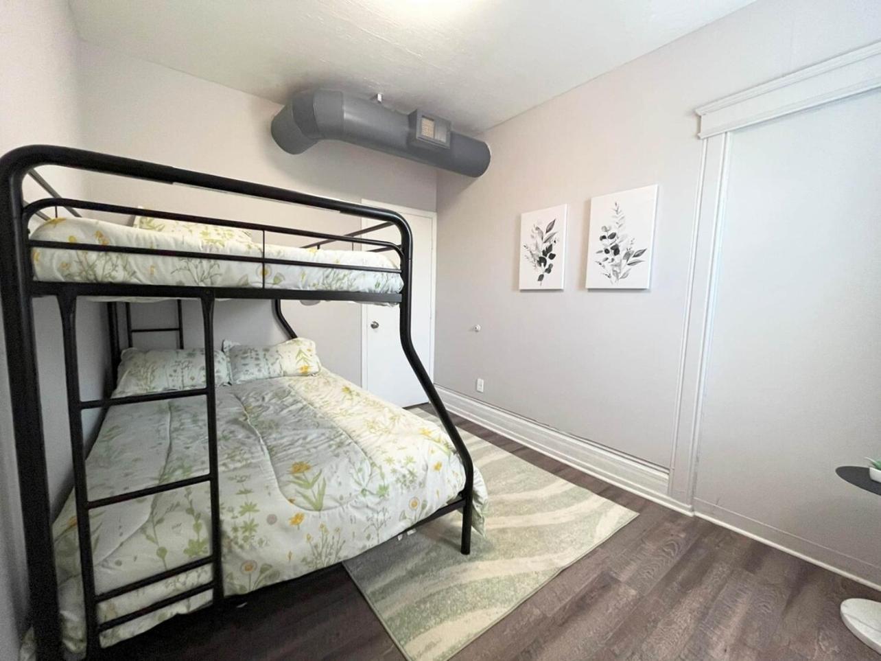 Conteporary Upgraded Dt Cle 2br Apt - Sleeps 6-7 *