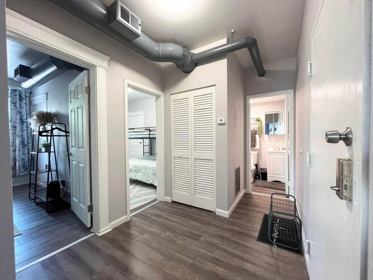 Conteporary Upgraded Dt Cle 2br Apt - Sleeps 6-7