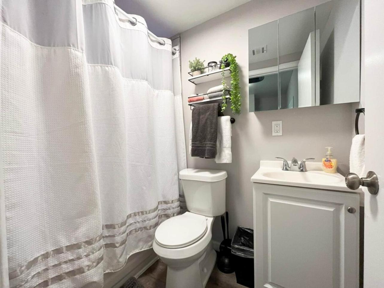 Conteporary Upgraded Dt Cle 2br Apt - Sleeps 6-7 *