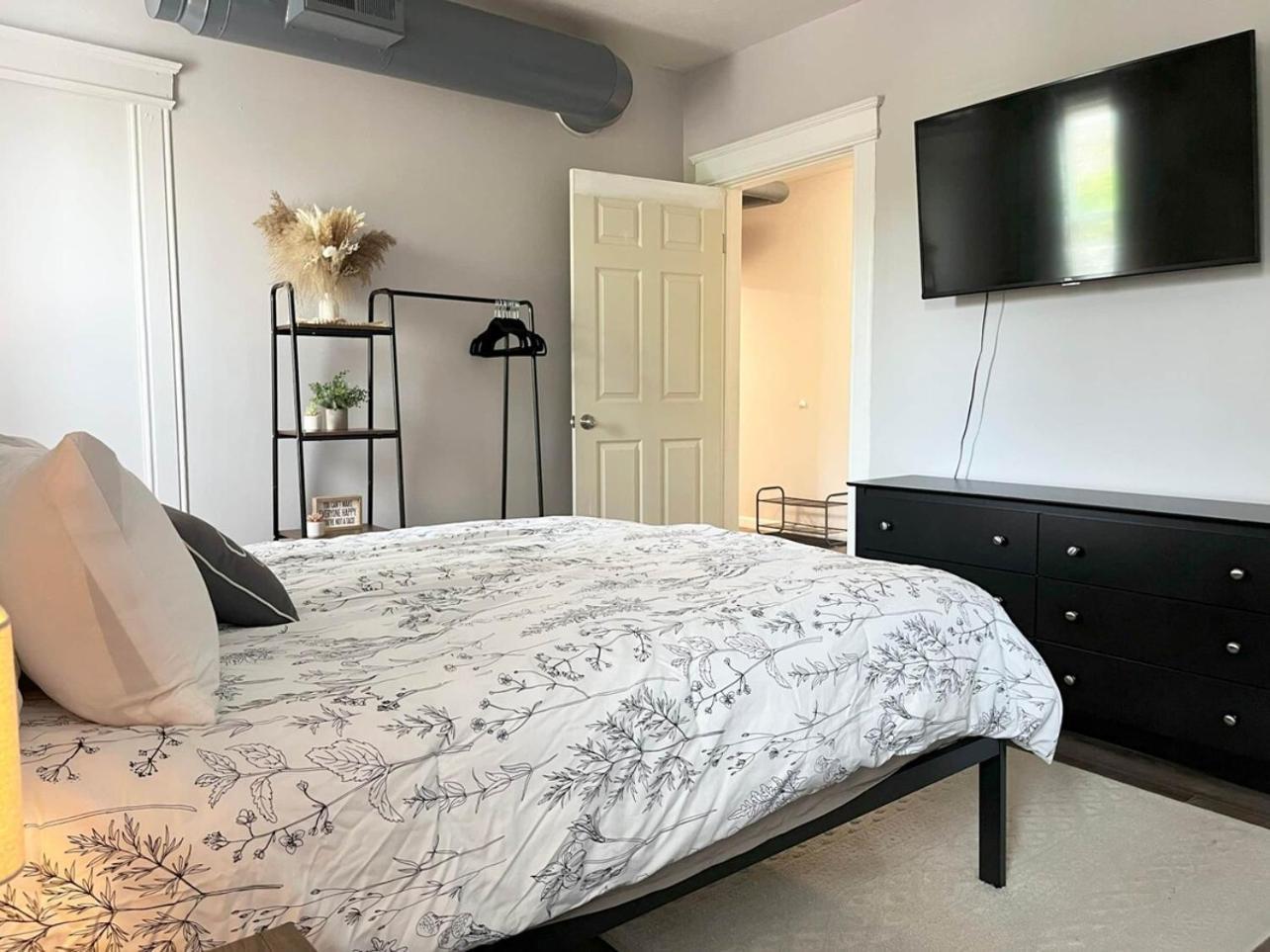 Conteporary Upgraded Dt Cle 2br Apt - Sleeps 6-7