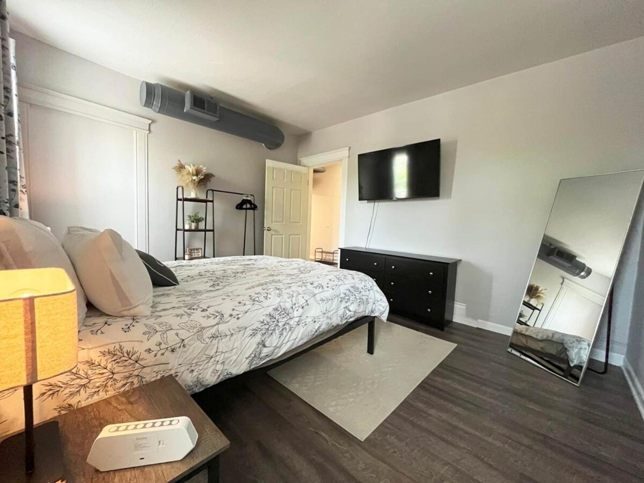 Conteporary Upgraded Dt Cle 2br Apt - Sleeps 6-7 Apartment *