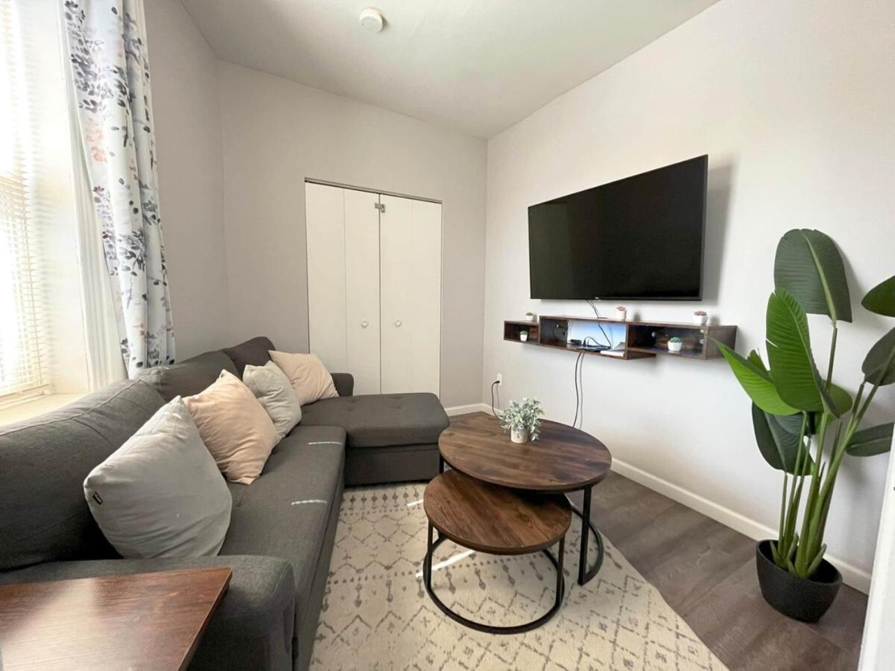 Conteporary Upgraded Dt Cle 2br Apt - Sleeps 6-7 *