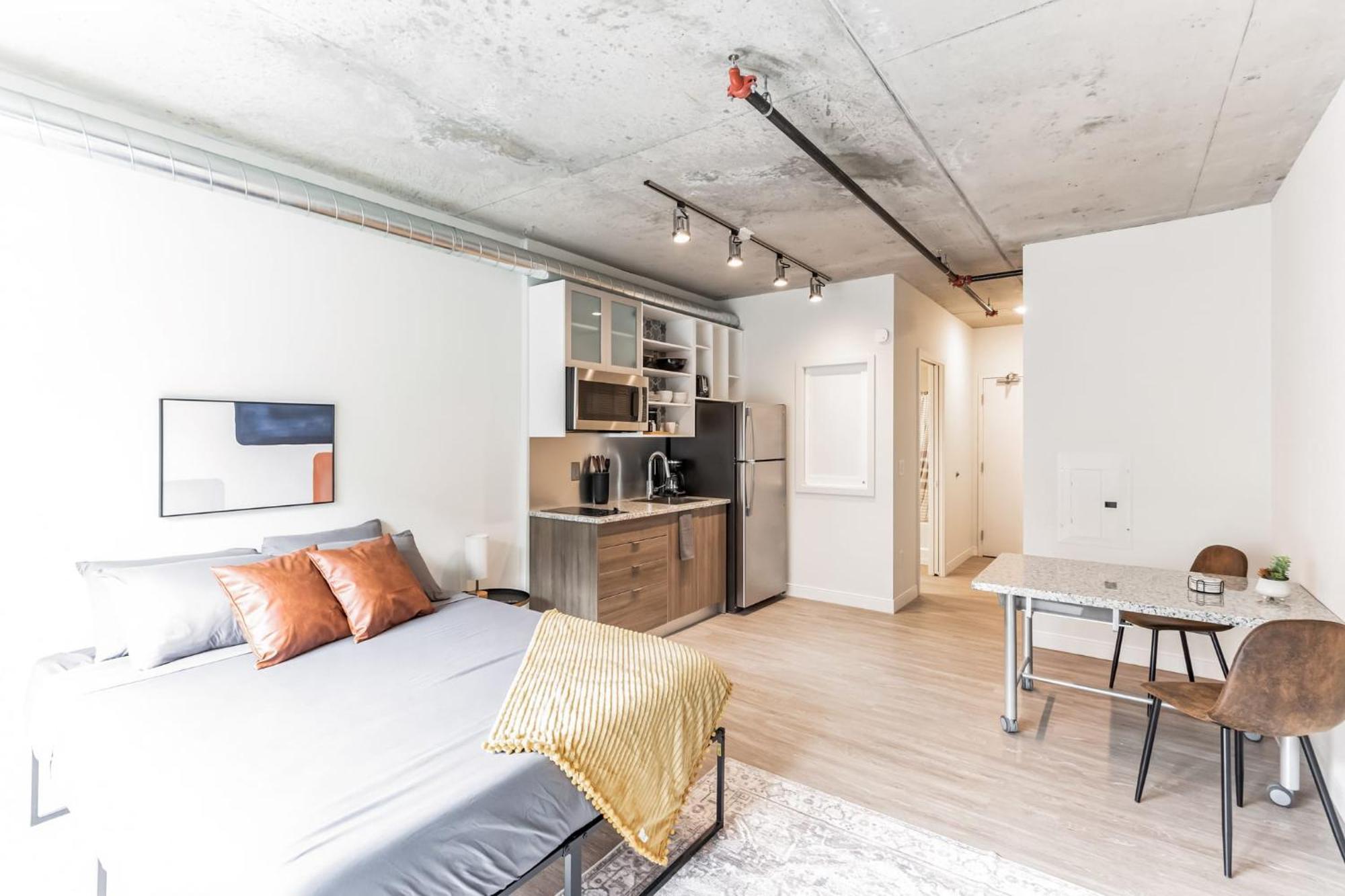 2 W Prime Location Apartment *