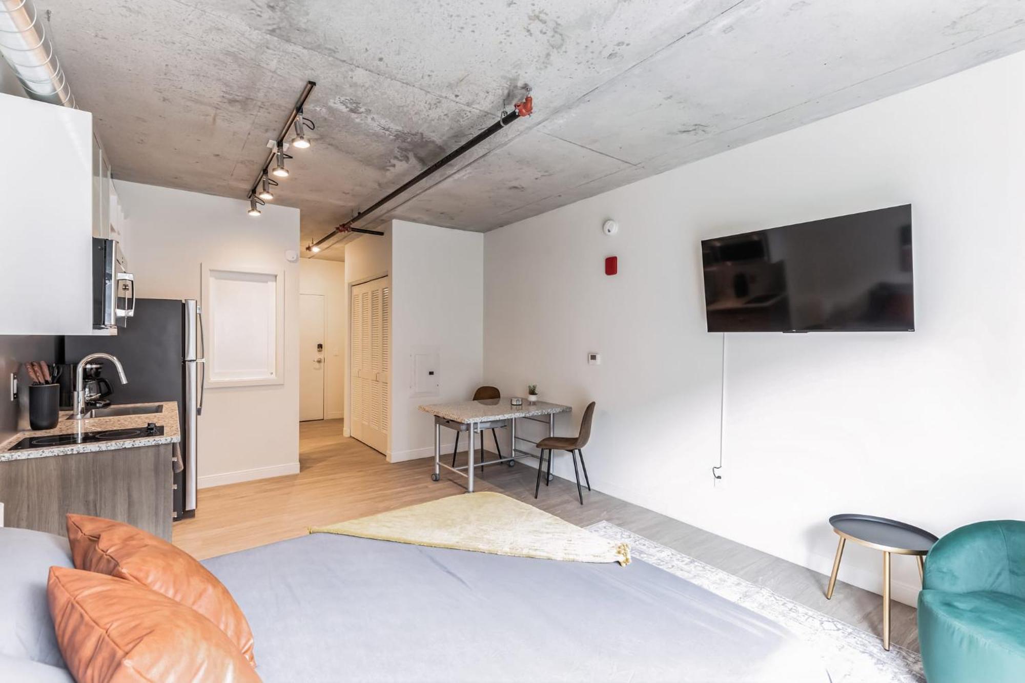 Apartment 2 W Prime Location *