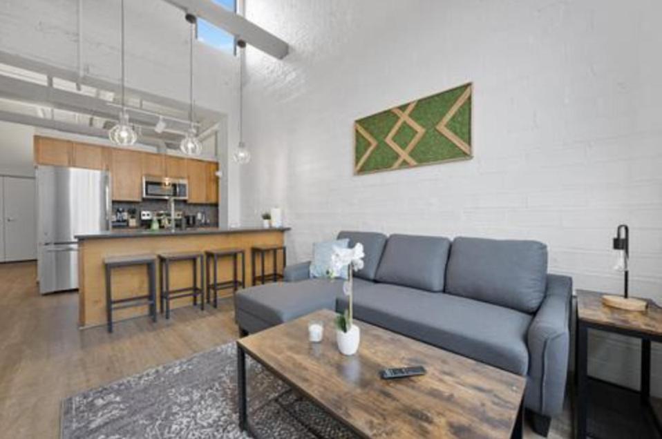 2125 Superior Living Apartment *