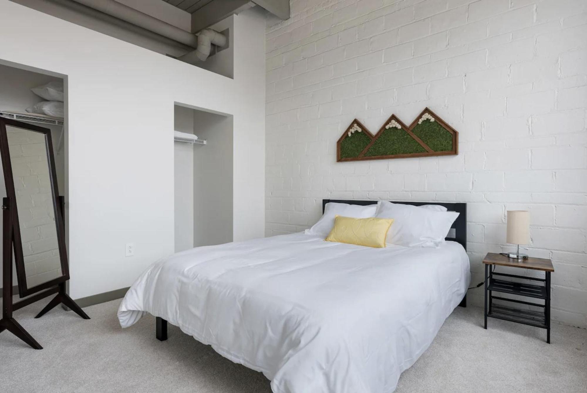 2125 Superior Living Apartment *
