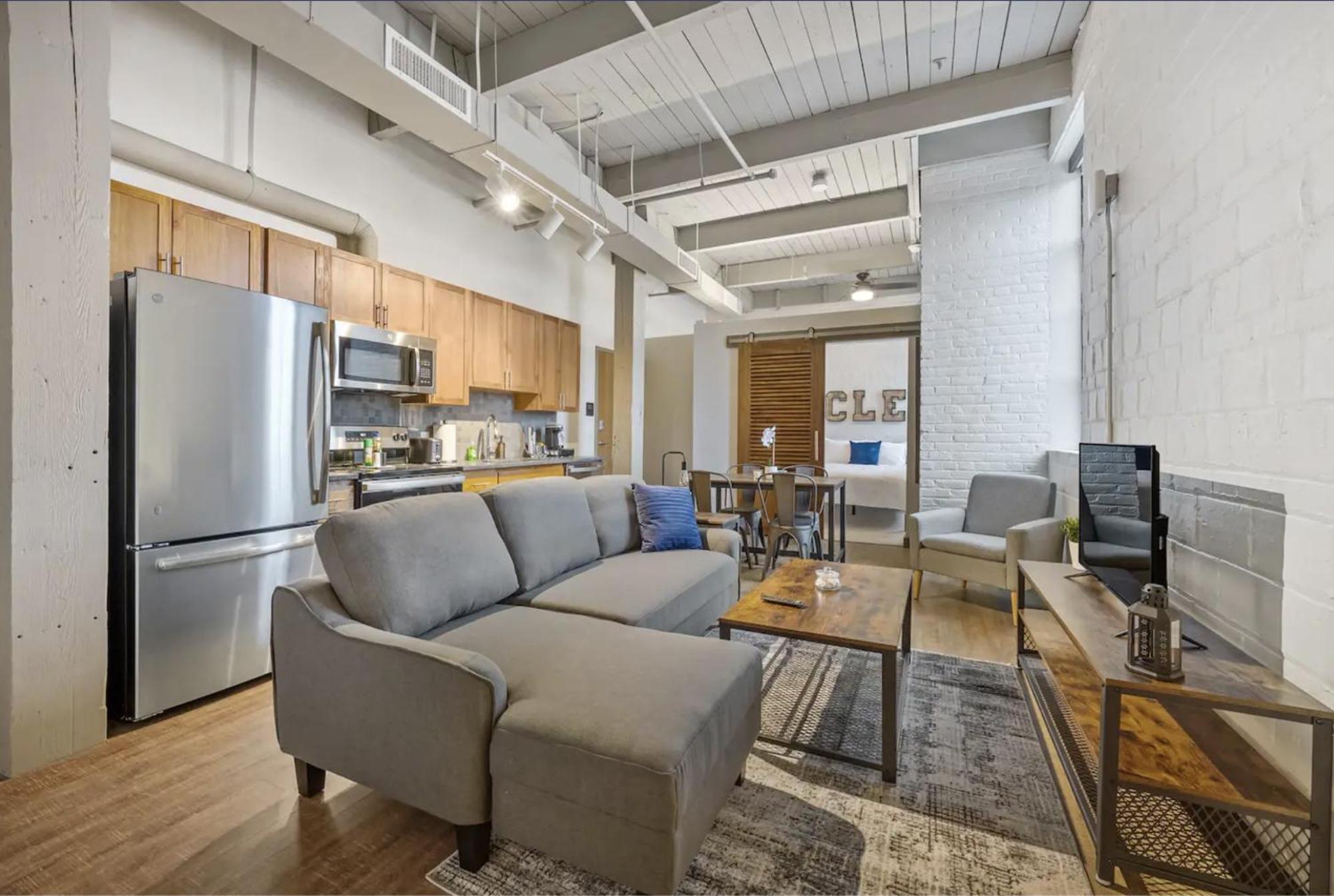 2125 Superior Living Apartment *