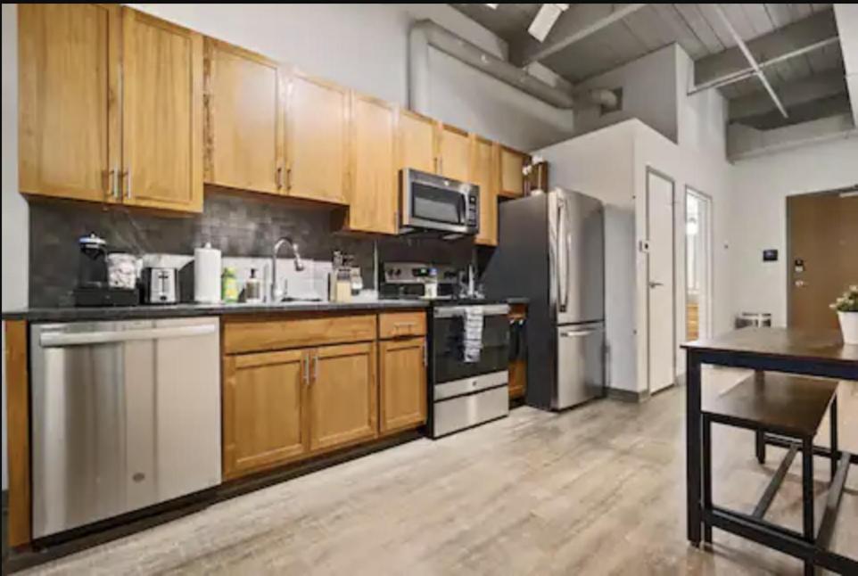 2125 Superior Living Apartment *