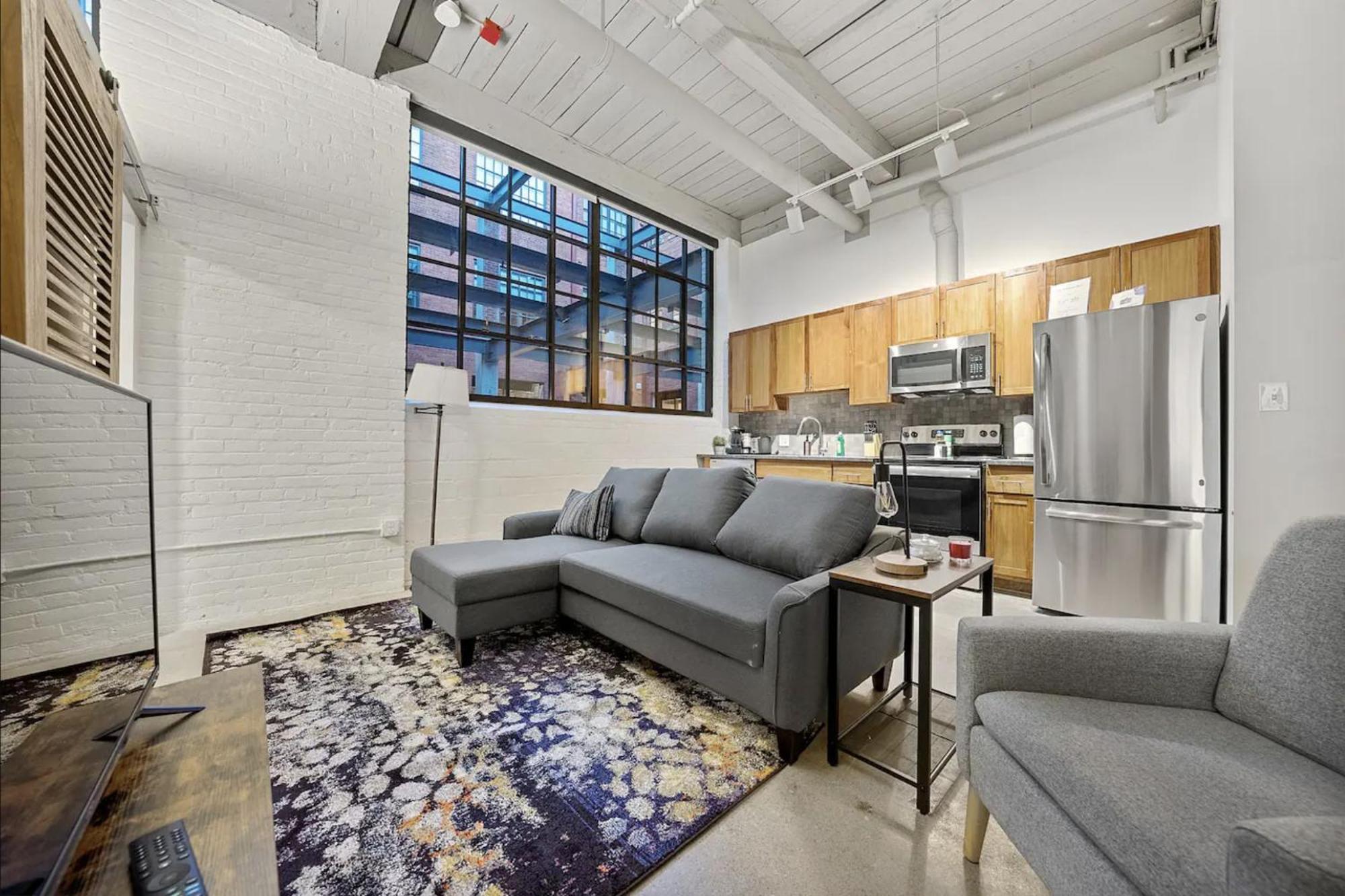2125 Superior Living Apartment *