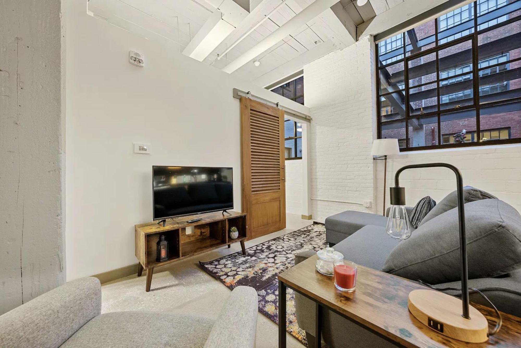2125 Superior Living Apartment *