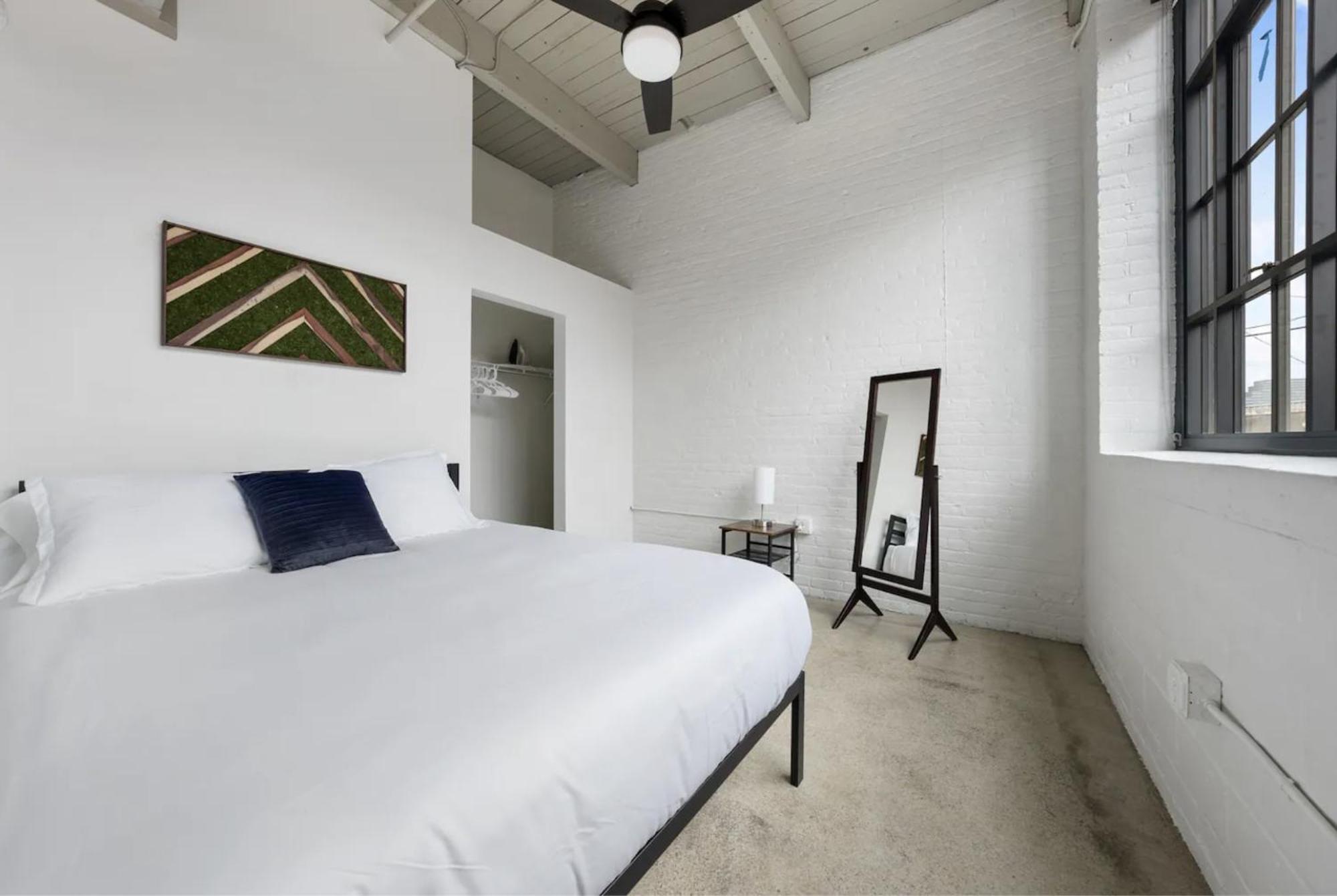2125 Superior Living Apartment *