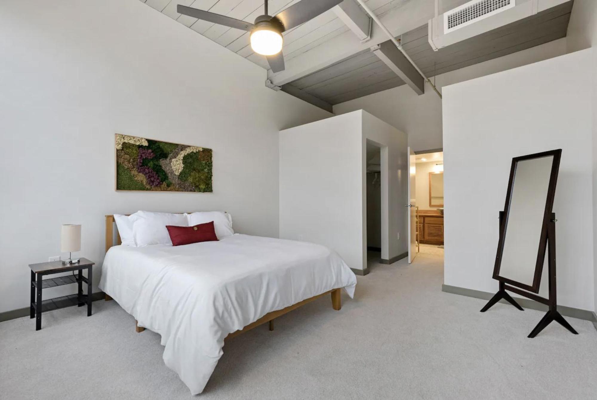 2125 Superior Living Apartment *