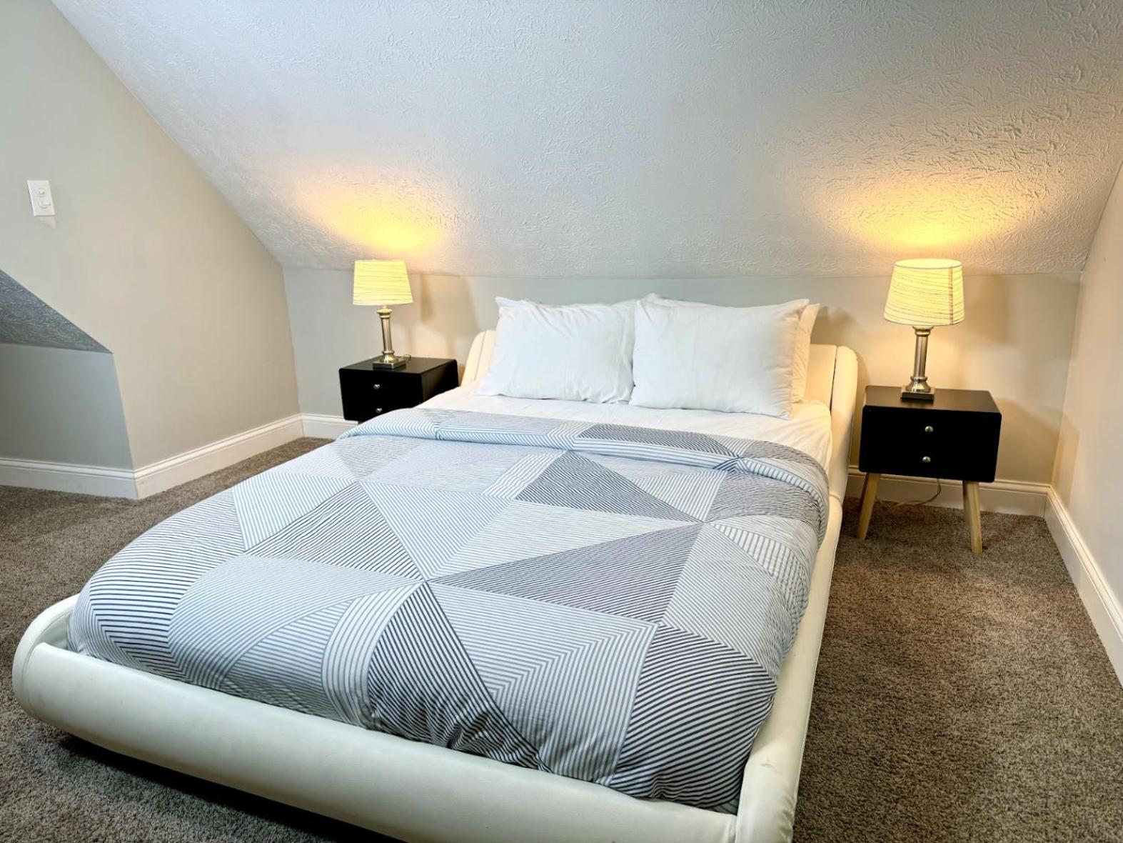 The House - Terrific W33rd Apartment *