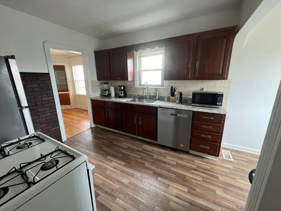 The Celi House - 2 Bedroom Bath House 10min Downtown & Airport Near Clinic Fairview *