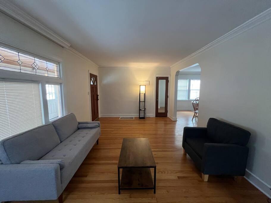 Apartment The Celi House - 2 Bedroom Bath House 10min Downtown & Airport Near Clinic Fairview Cleveland