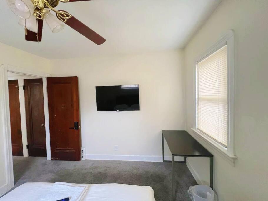 Apartment The Celi House - 2 Bedroom Bath House 10min Downtown & Airport Near Clinic Fairview Cleveland