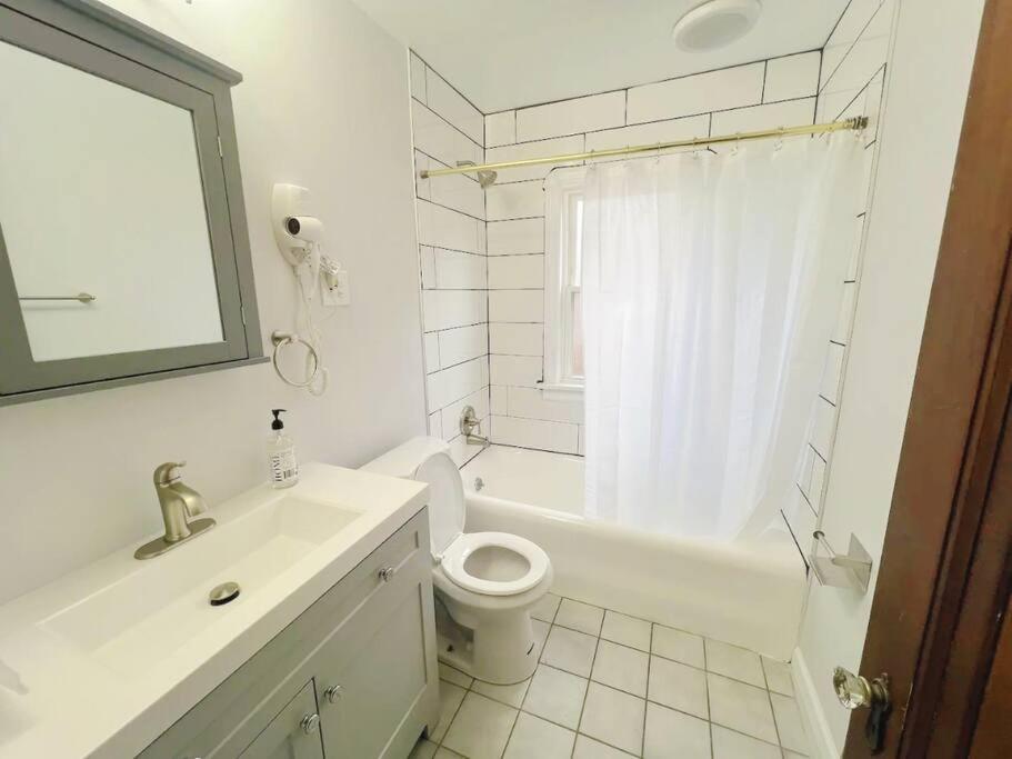 The Celi House - 2 Bedroom Bath House 10min Downtown & Airport Near Clinic Fairview Cleveland