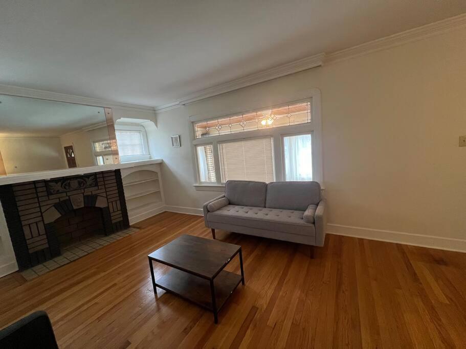 The Celi House - 2 Bedroom Bath House 10min Downtown & Airport Near Clinic Fairview Apartment Cleveland