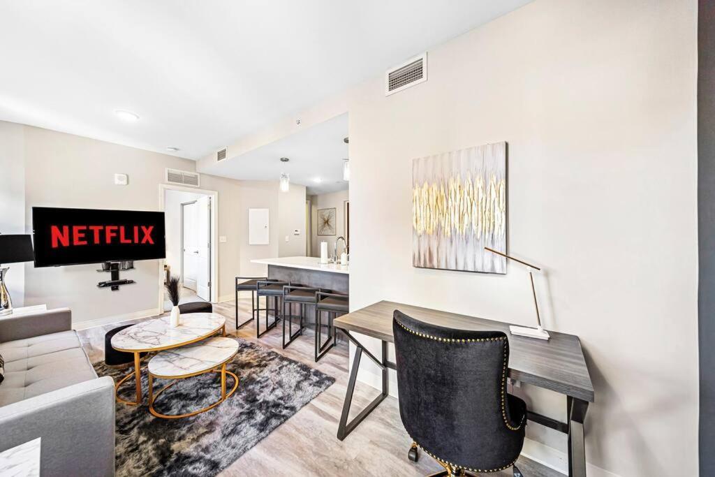 Heart Of Dt With View Enjoy Pool And Steam In Playhouse View 803 Apartment