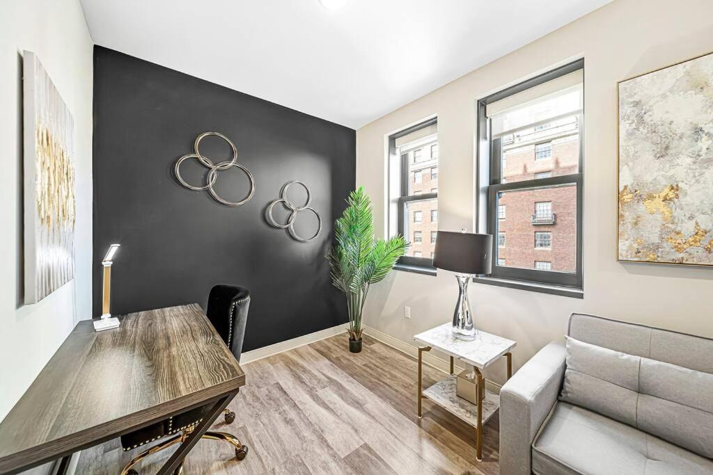 Apartment Heart Of Dt With View Enjoy Pool And Steam In Playhouse View 803 Cleveland