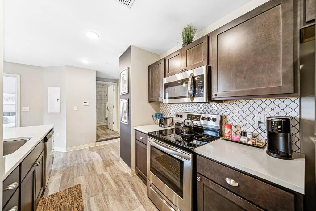 Heart Of Dt With View Enjoy Pool And Steam In Playhouse View 803 Cleveland