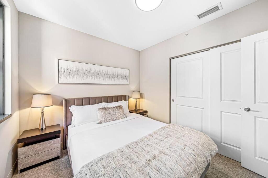 Apartment Heart Of Dt With View Enjoy Pool And Steam In Playhouse View 803 Cleveland