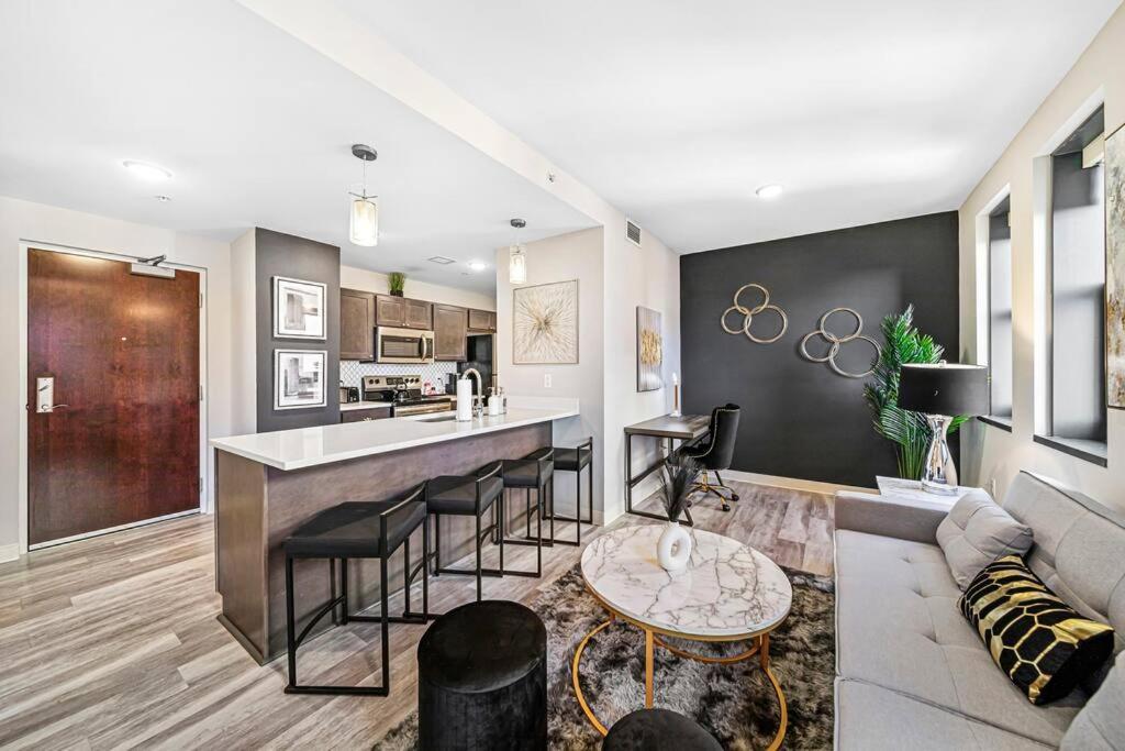 Heart Of Dt With View Enjoy Pool And Steam In Playhouse View 803 Apartment