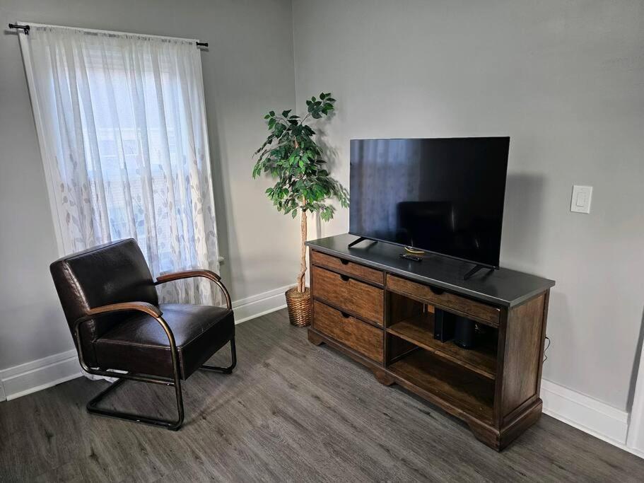 Spacious In The Heart Of It Apartment Cleveland