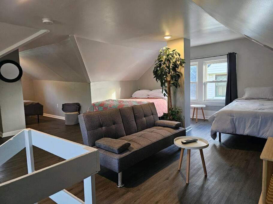 Spacious In The Heart Of It Apartment Cleveland