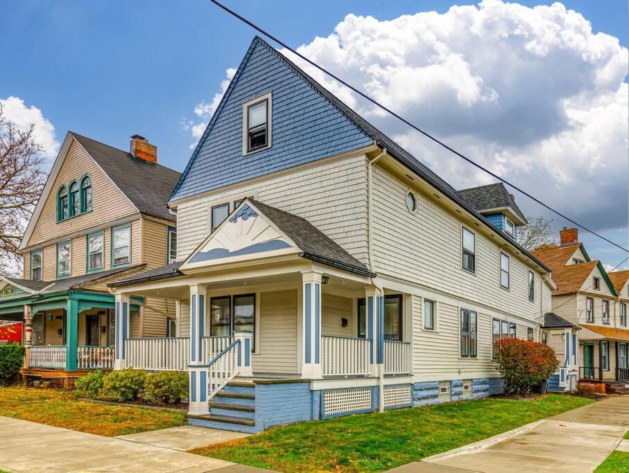 Upscale Historic Near Downtown, Hall Of Fame, Beach, Arenas Holiday home Cleveland