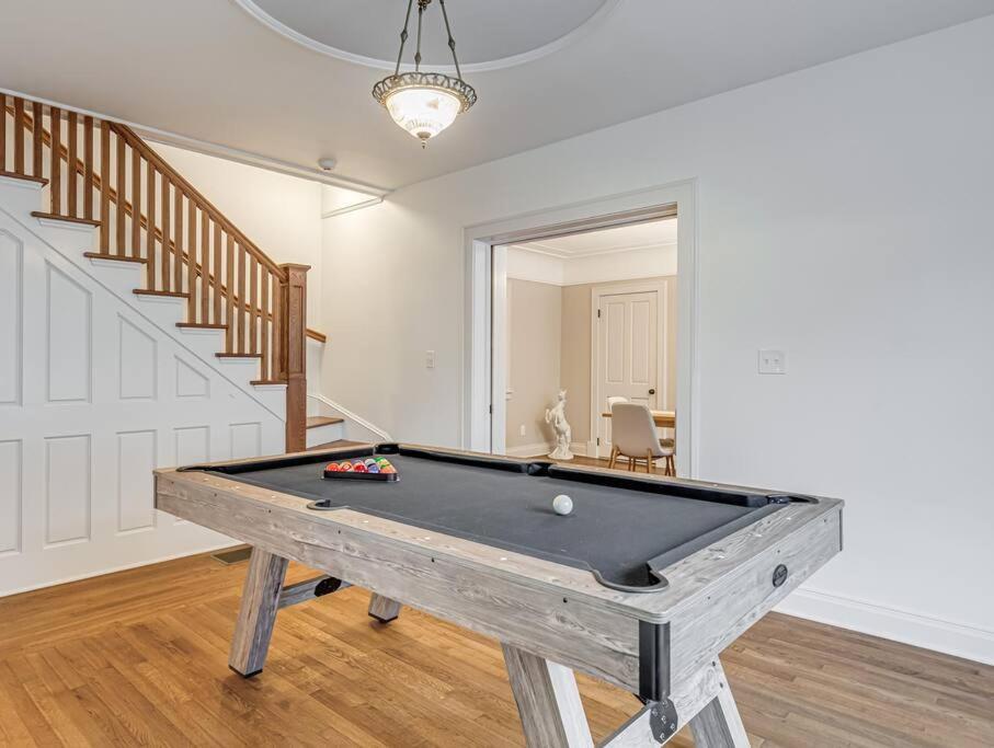Upscale Historic Near Downtown, Hall Of Fame, Beach, Arenas Holiday home Cleveland