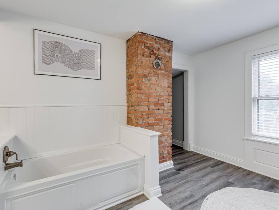 Upscale Historic Near Downtown, Hall Of Fame, Beach, Arenas Holiday home Cleveland