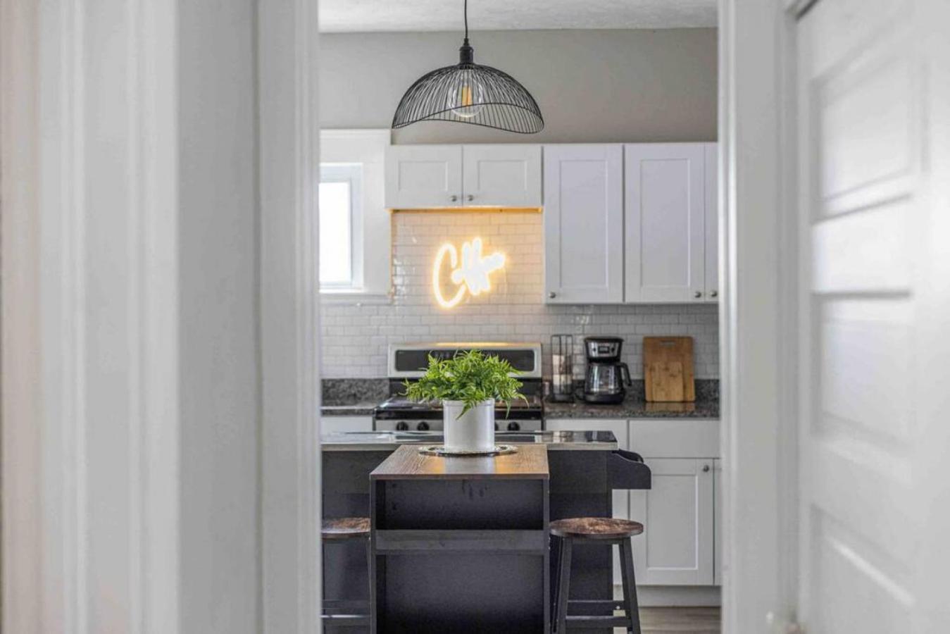 Large Renovated 4 Bedroom 9 Min To Downtown Cle * Cleveland