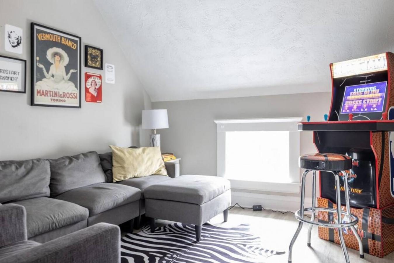 Large Renovated 4 Bedroom 9 Min To Downtown Cle