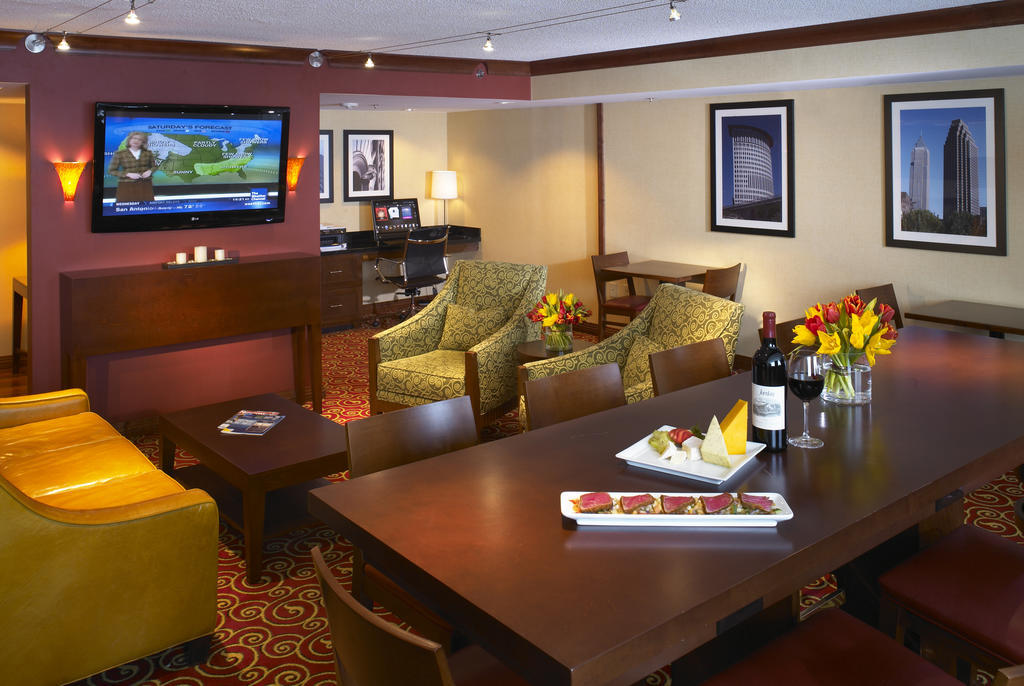 Hotel Wyndham Airport 3*